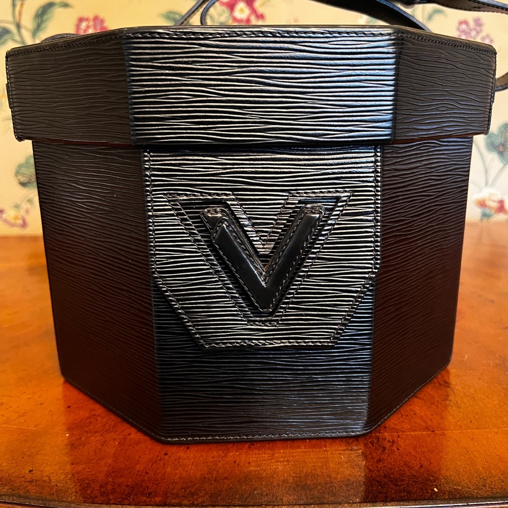 RARE Vintage Louis Vuitton Black Epi Leather Octagonal Beauty Case